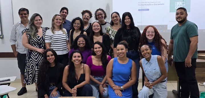 Grupo de mestrandos e docentes do PPGCom (Foto: Divulgação)